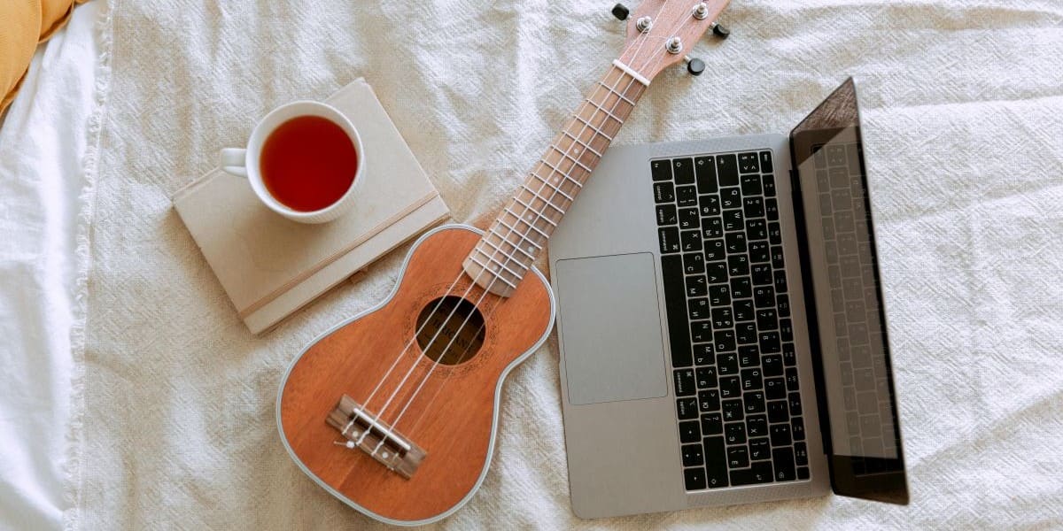 Bild zum Blogbeitrag die Autorin mit der Ukulele.