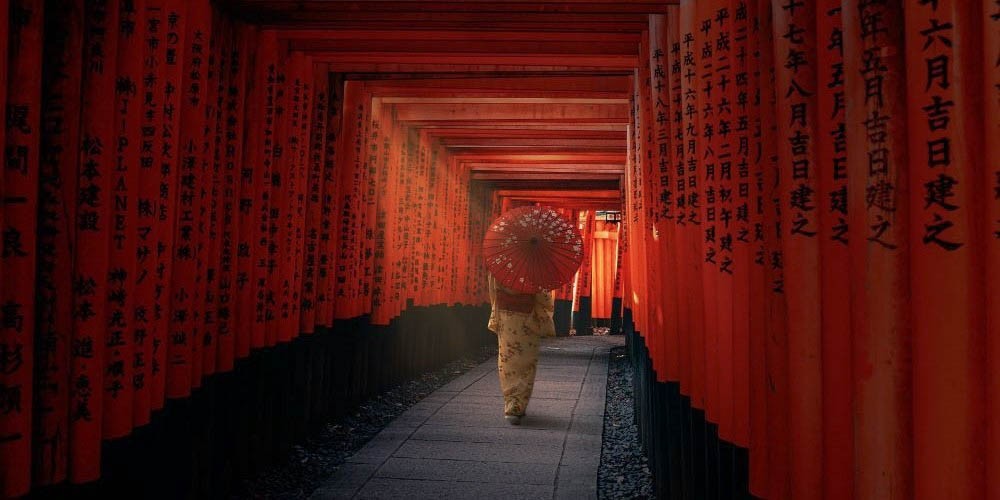 Bild zu Blogbeitrag "A Haiku a day", zeigt ein japanisches Tor.