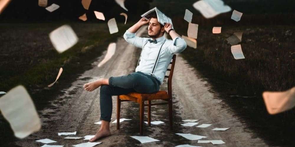 Bild zum Blogbeitrag "Storytelling", zeigt einen Mann auf einem Stuhl inmitten von Texten