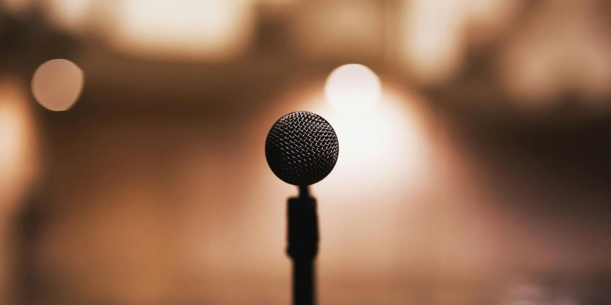 Bild zum Blogbeitrag "Flash Fiction" Podcast, zeigt ein Mikro.