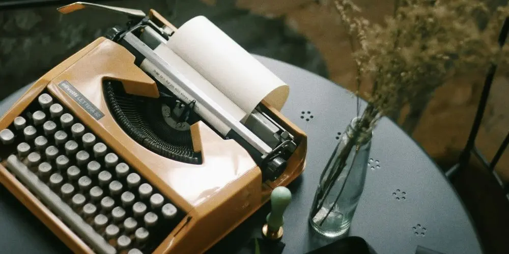 Bild zum Blogbeitrag "Kurzgeschichten schreiben", zeigt eine Schreibmaschine.