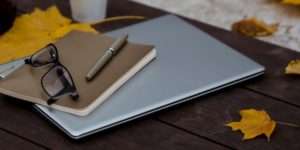 Bild zum Blogbeitrag "Schreibimpulse gegen Herbstblues", Bild zeigt Laptop und Laub.