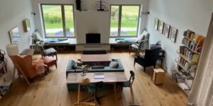 Kaminzimmer beim Schreibretreat im Burgenland.