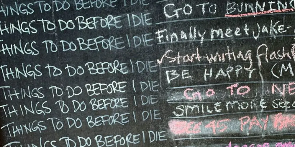 Bild zeigt eine Tafel mit einer Bucket List zum Schreiben und Leben.