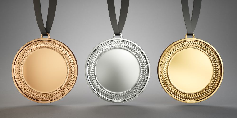 Titelbild zum Beitrag "Wahl zum Buchcoach des Jahres", zeigt Medaillen.