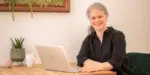 Buchcoach des Jahres 2025 (7. Platz) Christine Kämmer beim Coaching am Laptop.