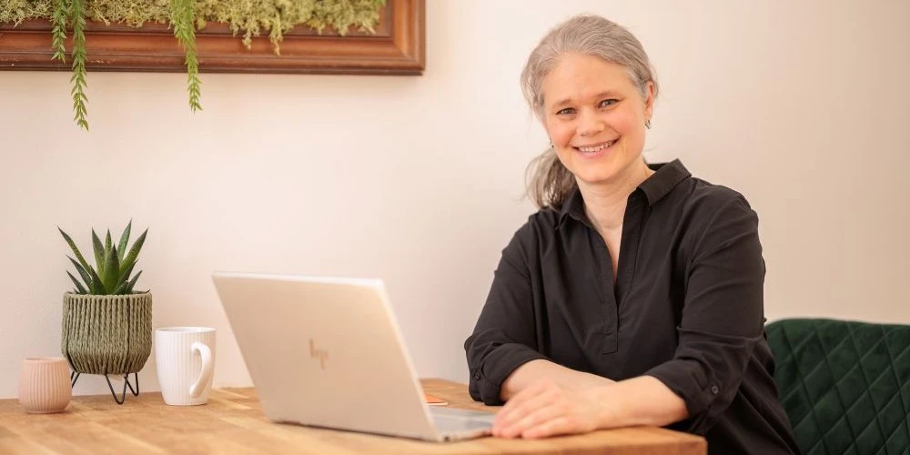 Buchcoach des Jahres 2025 (7. Platz) Christine Kämmer beim Coaching am Laptop.