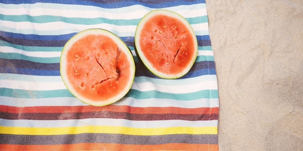 Beitragsbild zum Blogbeitrag "Sommer in Sechs Wörtern" zu Sechs-Wort-Geschichten, zeigt Strandtuch mit Melone.