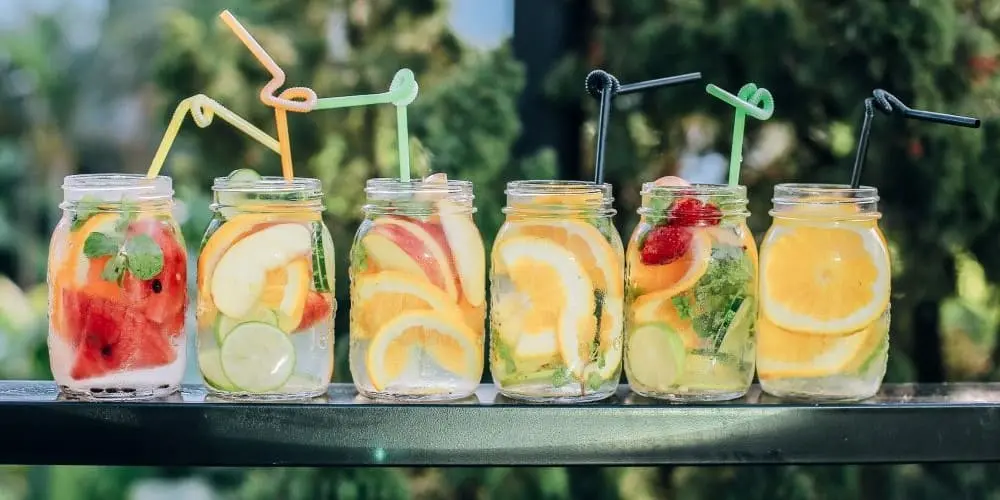 Bild zum Blogbeitrag "7 Schreibideen für alle Jahreszeiten", zeigt Trinkgläser mit Strohhalm und Früchten.