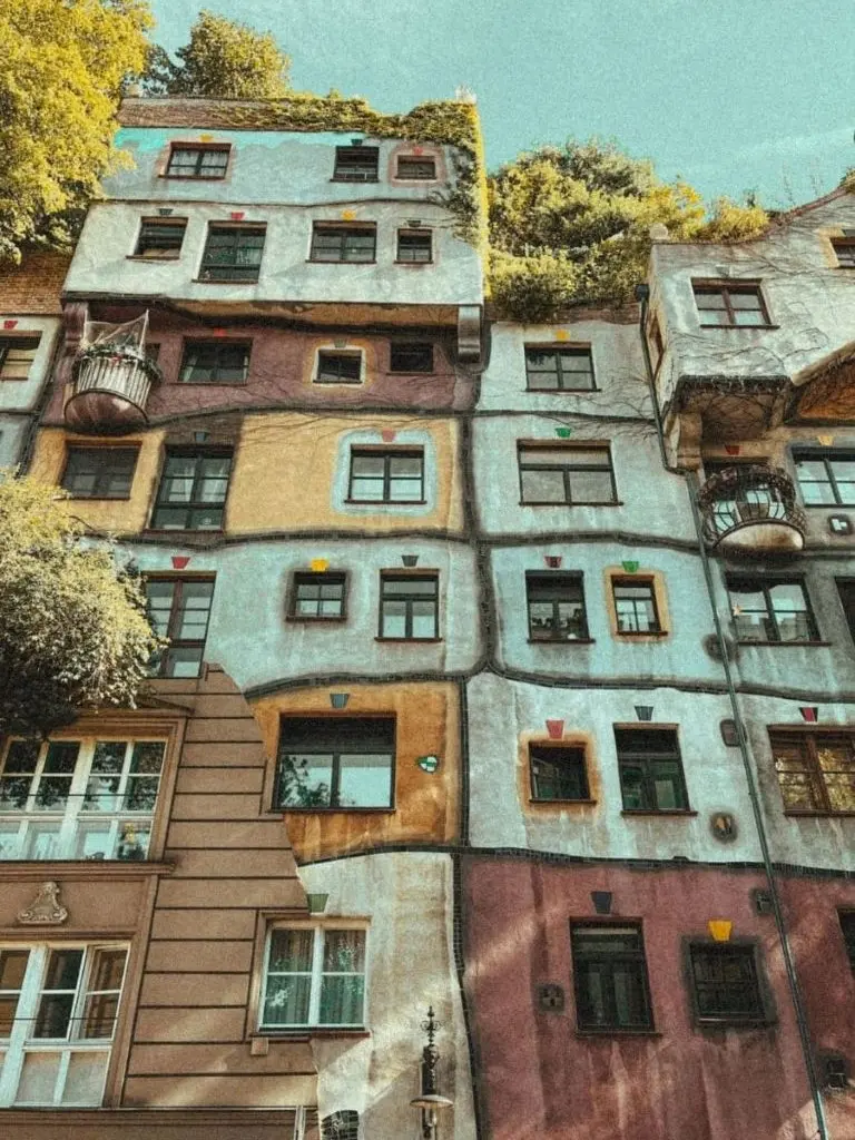 Das Hundertwasserhaus lockt als Sehenswürdigkeit beim Schreibwochenende in Wien.