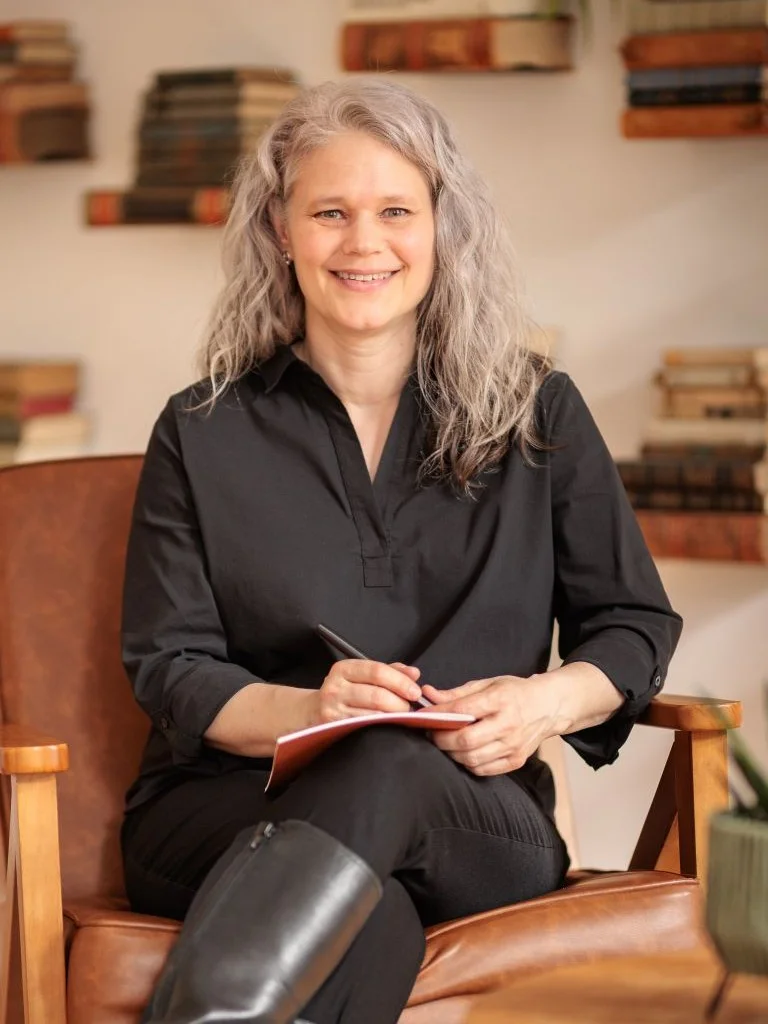 Schreibcoach Christine Kämmer in entspannter Schreibhaltung.
