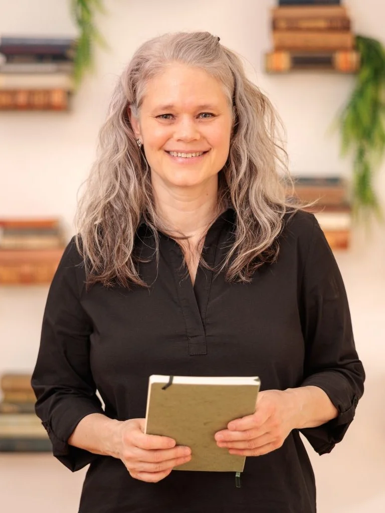 Christine Kaemmer moderiert eine Leserunde beim Schreiburlaub.
