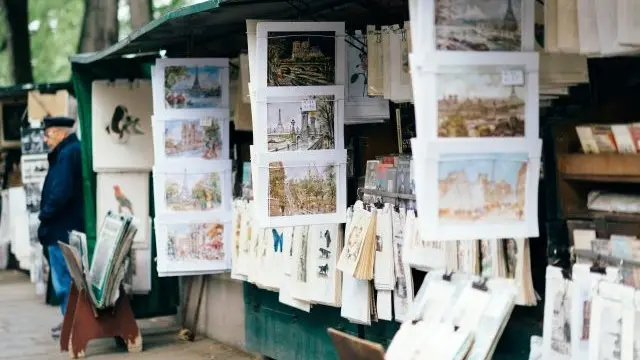 Bouquiniste am Ufer der Seine.