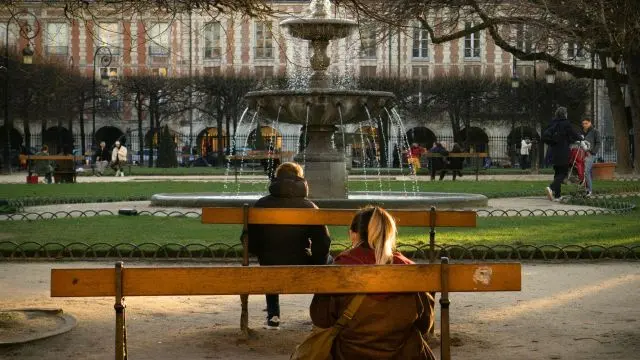 Schreibplatz am Place des Vosges in Paris.