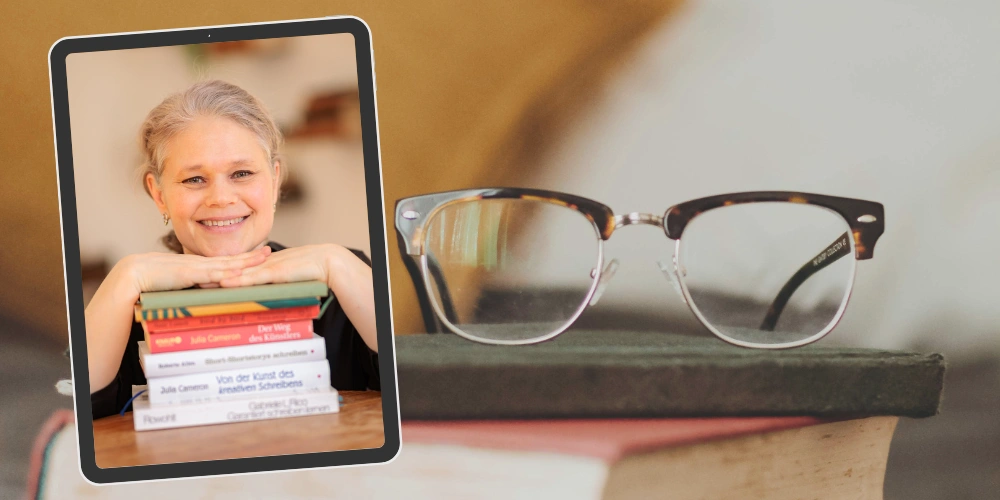Bild zum Blogbeitrag "Schreiben mit KI" zeigt Autorin Christine Kämmer und Bücherstapel.