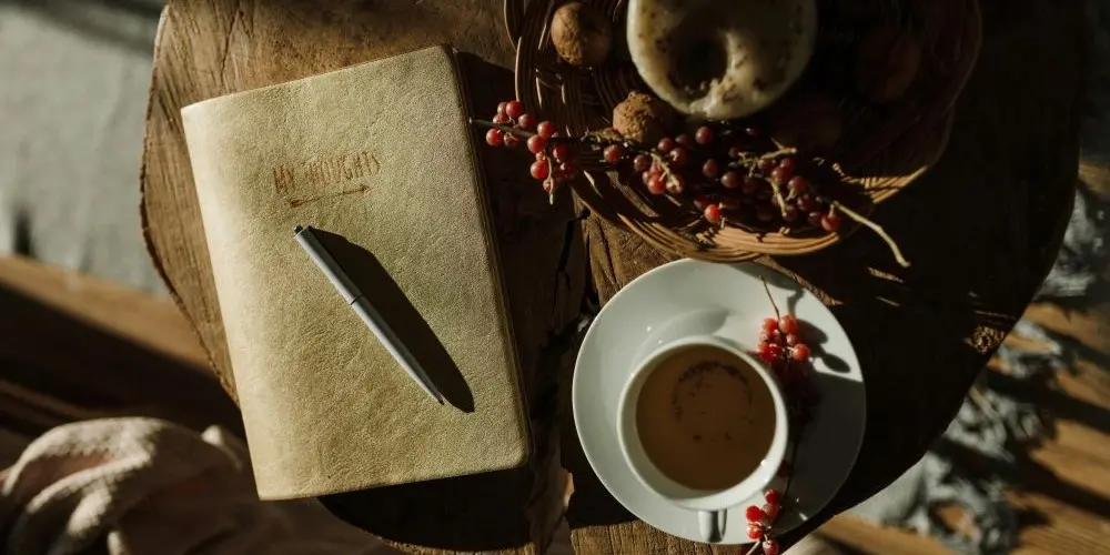 Bild zum Blogbeitrag "Journaling zum Jahreswechsel", zeigt ein Notizbuch mit Vorsätzen.