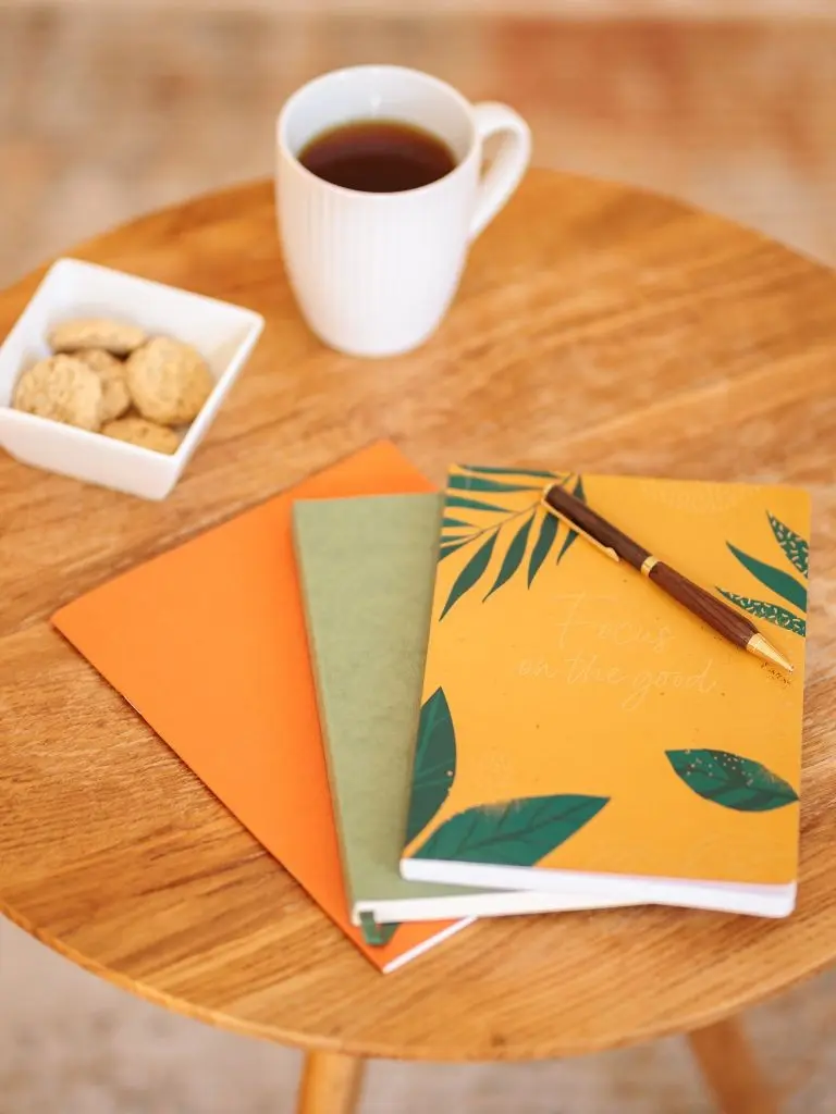 Bild zum Newsletter für kreatives Schreiben, zeigt Notizbücher auf einem Tisch.