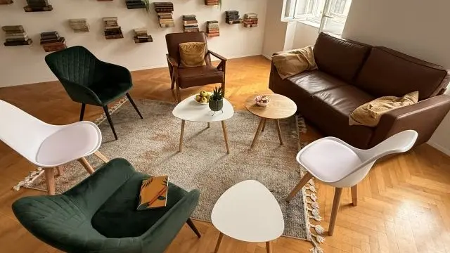 Gemütlicher Sesselkreis beim Schreibwochenende in Wien.