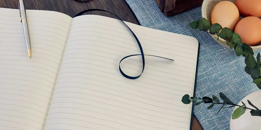 Bild zum Blogbeitrag "Schreibimpulse zu Ostern", zeigt Ostereier und Notizbuch.