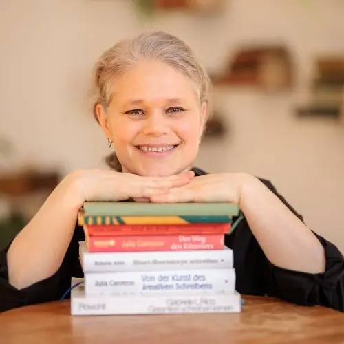 Schreibcoach Christine Kämmer mit Schreibratgebern. 